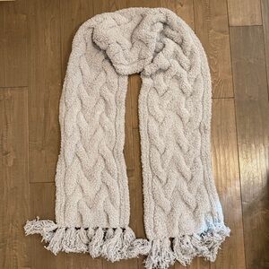 NWT Barefoot Dreams Gray Cable Scarf